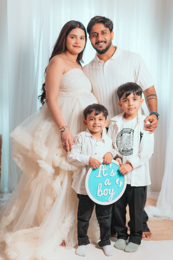 Family baby shoot with parents and siblings